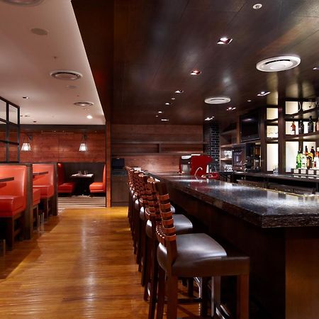 앰버서더 호텔 신주 외부 사진 The bar at the restaurant