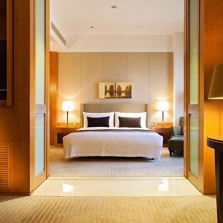 앰버서더 호텔 신주 외부 사진 A bedroom at the Mandarin Oriental, Hong Kong