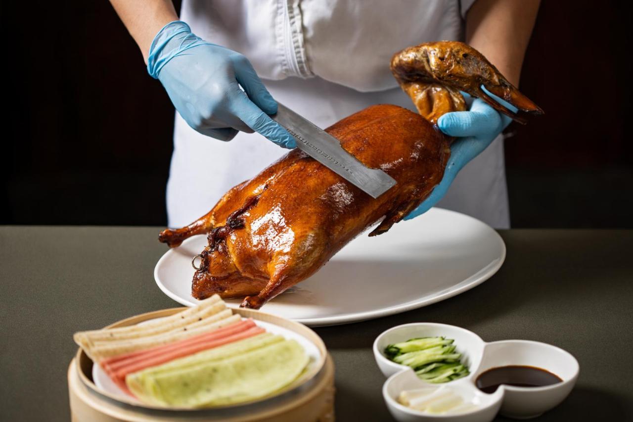 앰버서더 호텔 신주 외부 사진 Peking duck being prepared
