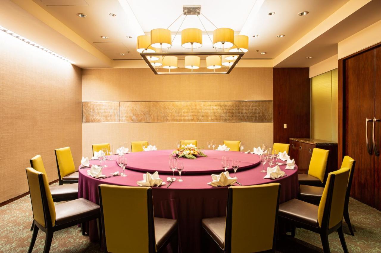 앰버서더 호텔 신주 외부 사진 A private dining room at a restaurant in Hong Kong