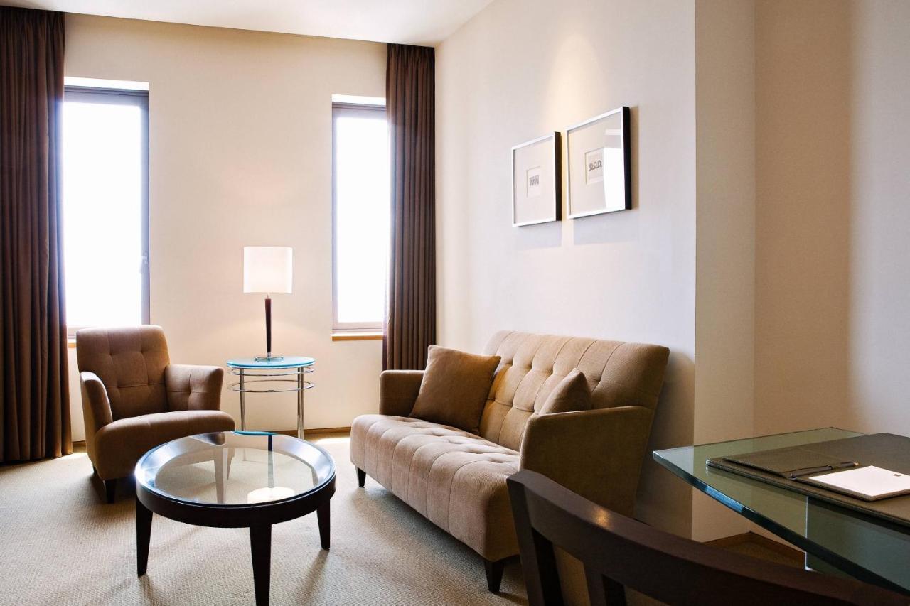 앰버서더 호텔 신주 외부 사진 A living room