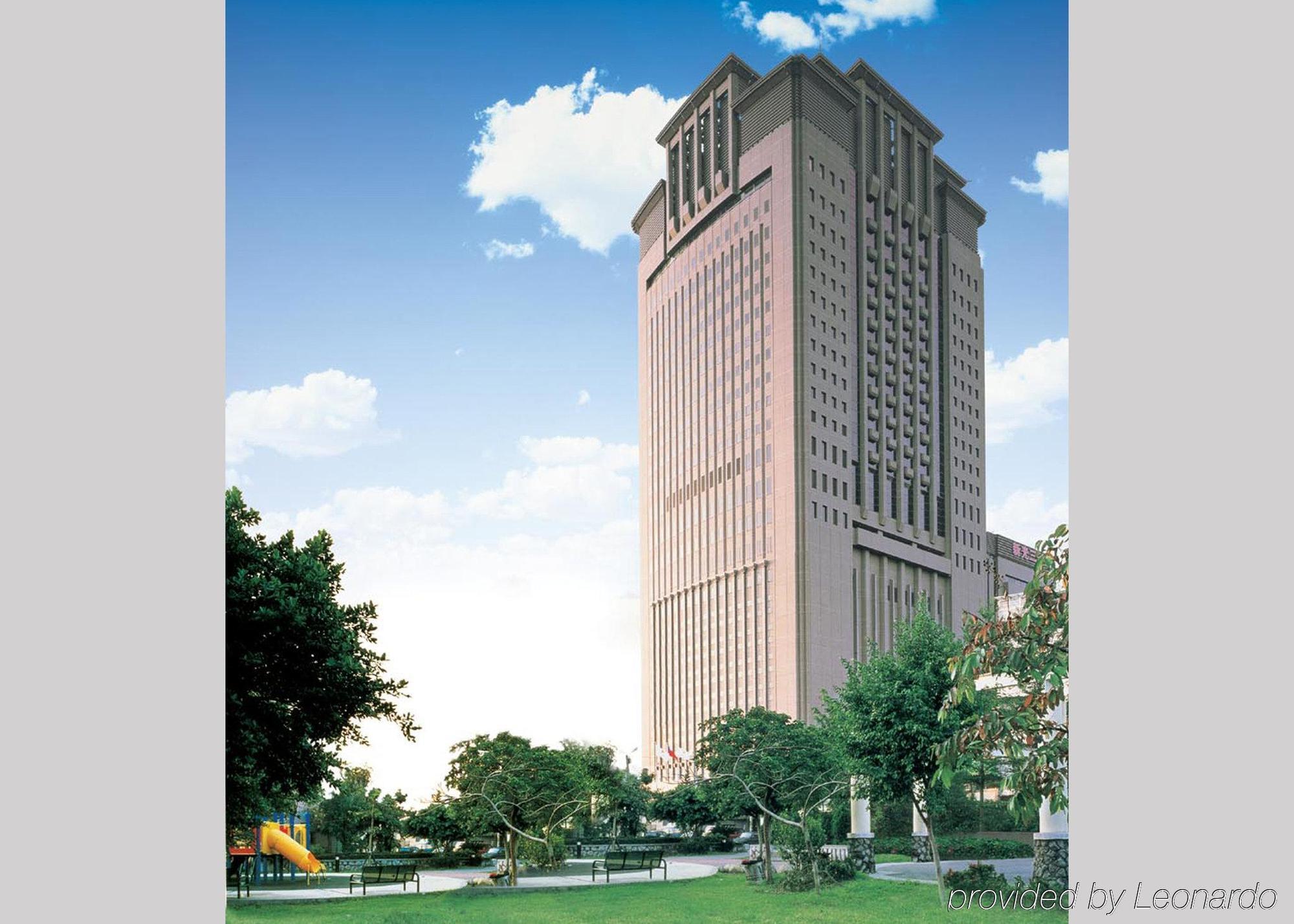 앰버서더 호텔 신주 외부 사진 The 30-storey, 100,000-square-meter (111,000 sq yd) headquarters of the National Police Agency in Nagatachō, Osaka