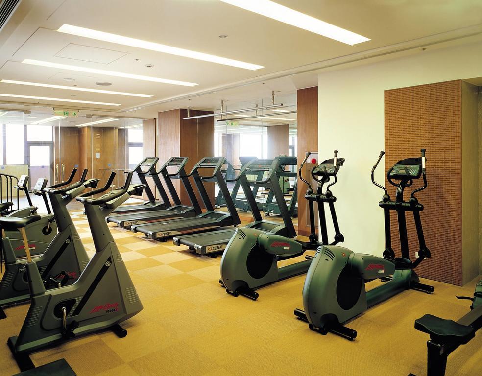 앰버서더 호텔 신주 외부 사진 A gym