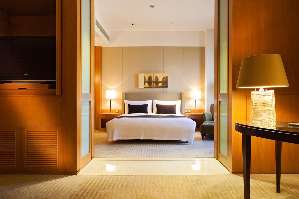 앰버서더 호텔 신주 외부 사진 A bedroom at the Mandarin Oriental, Hong Kong