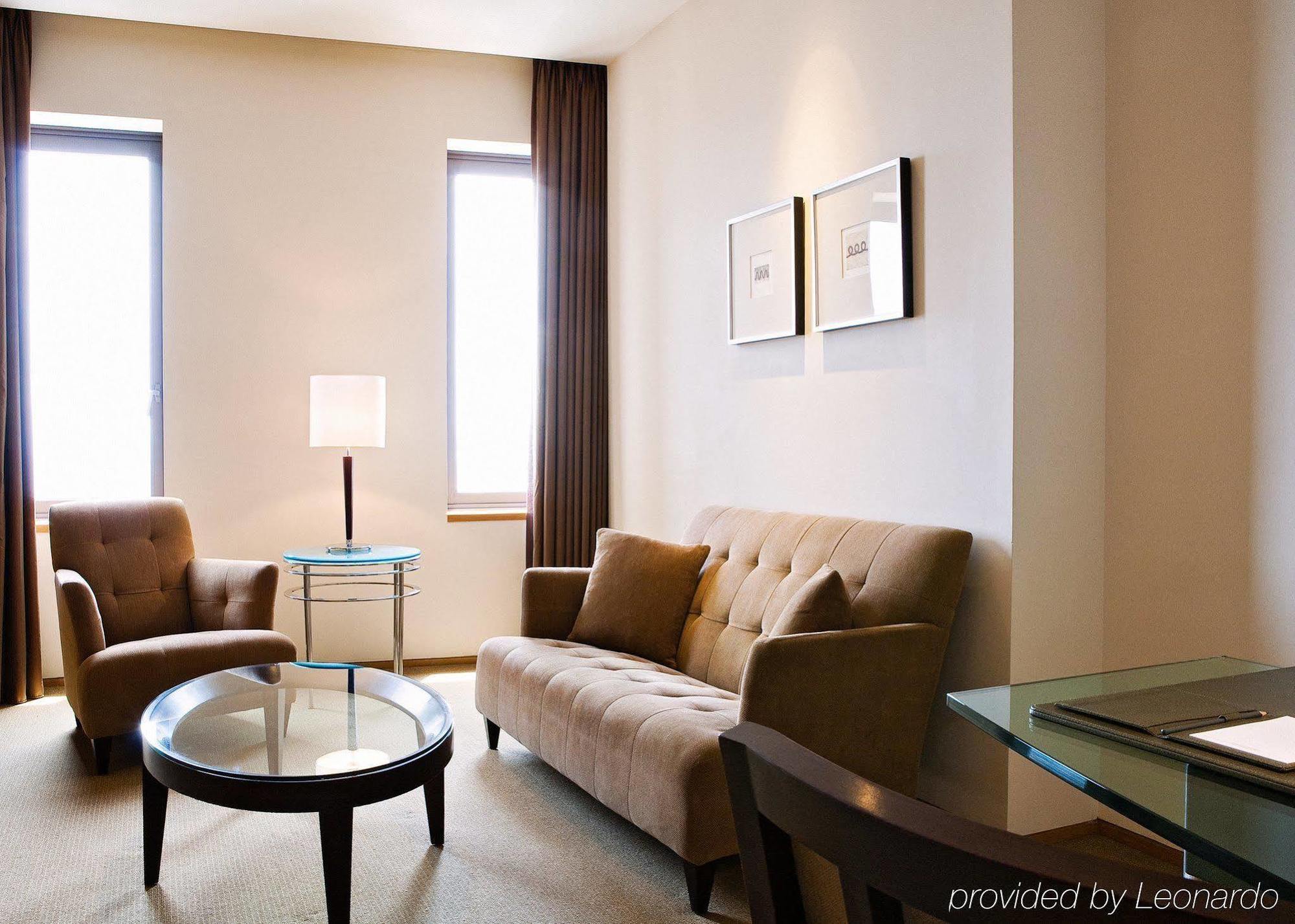 앰버서더 호텔 신주 객실 사진 A living room in a suite at the hotel