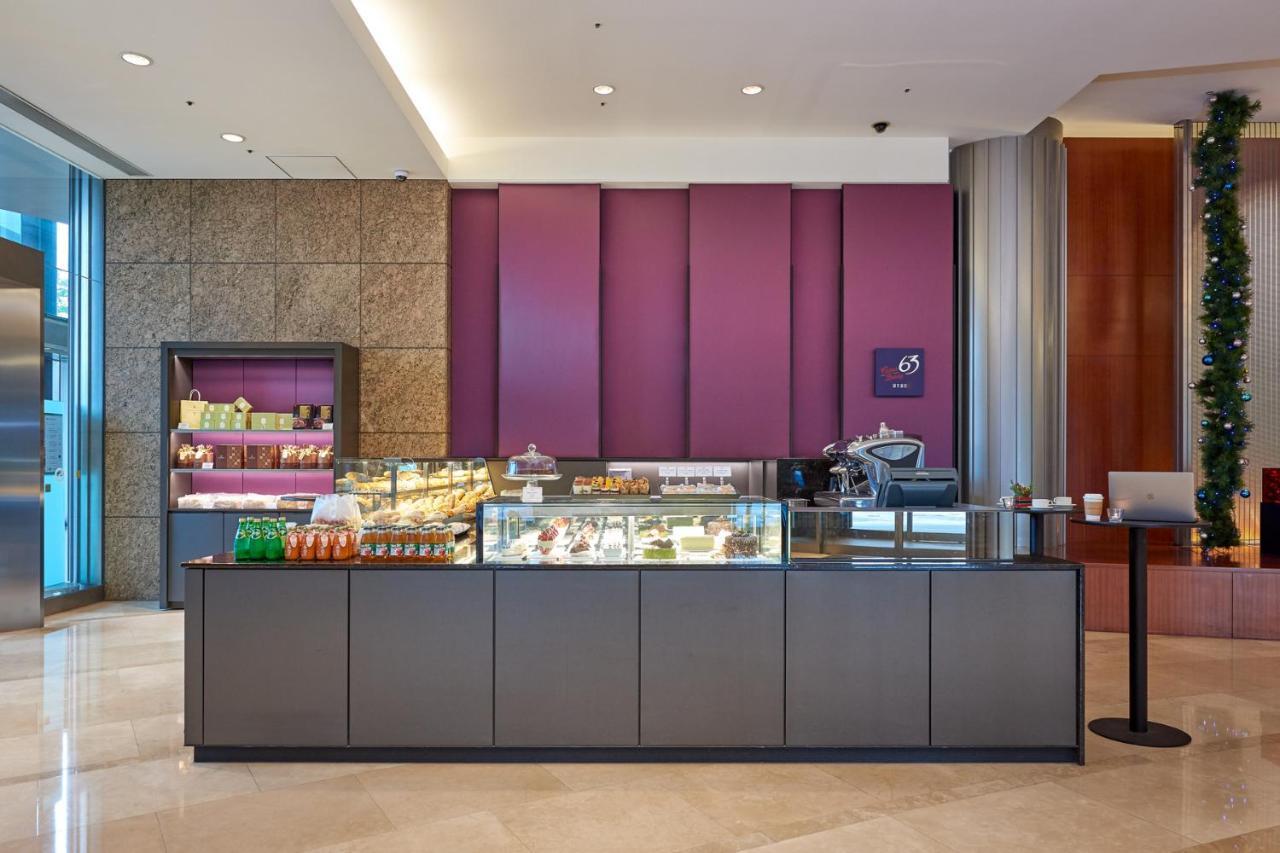 앰버서더 호텔 신주 외부 사진 A pastry shop in a hotel