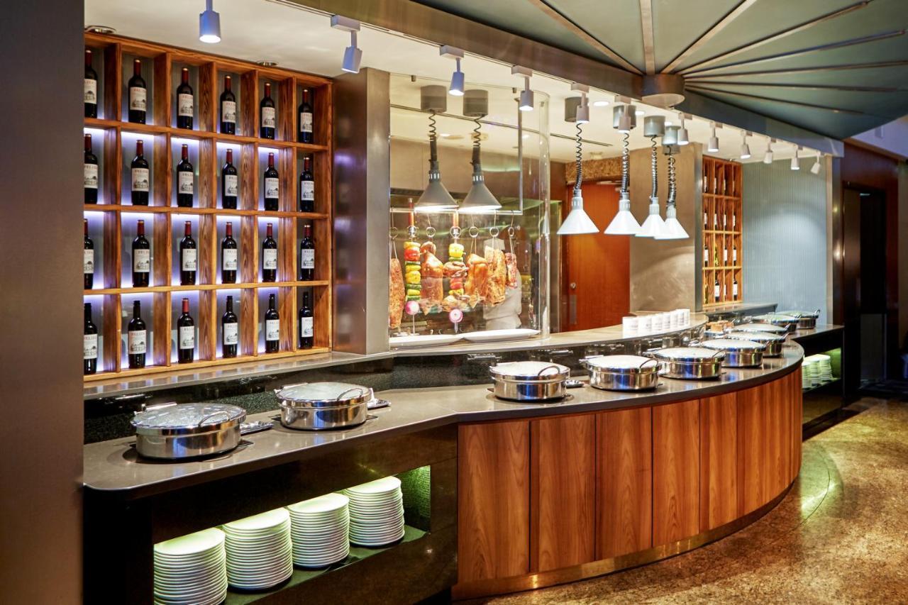 앰버서더 호텔 신주 외부 사진 A buffet at a hotel