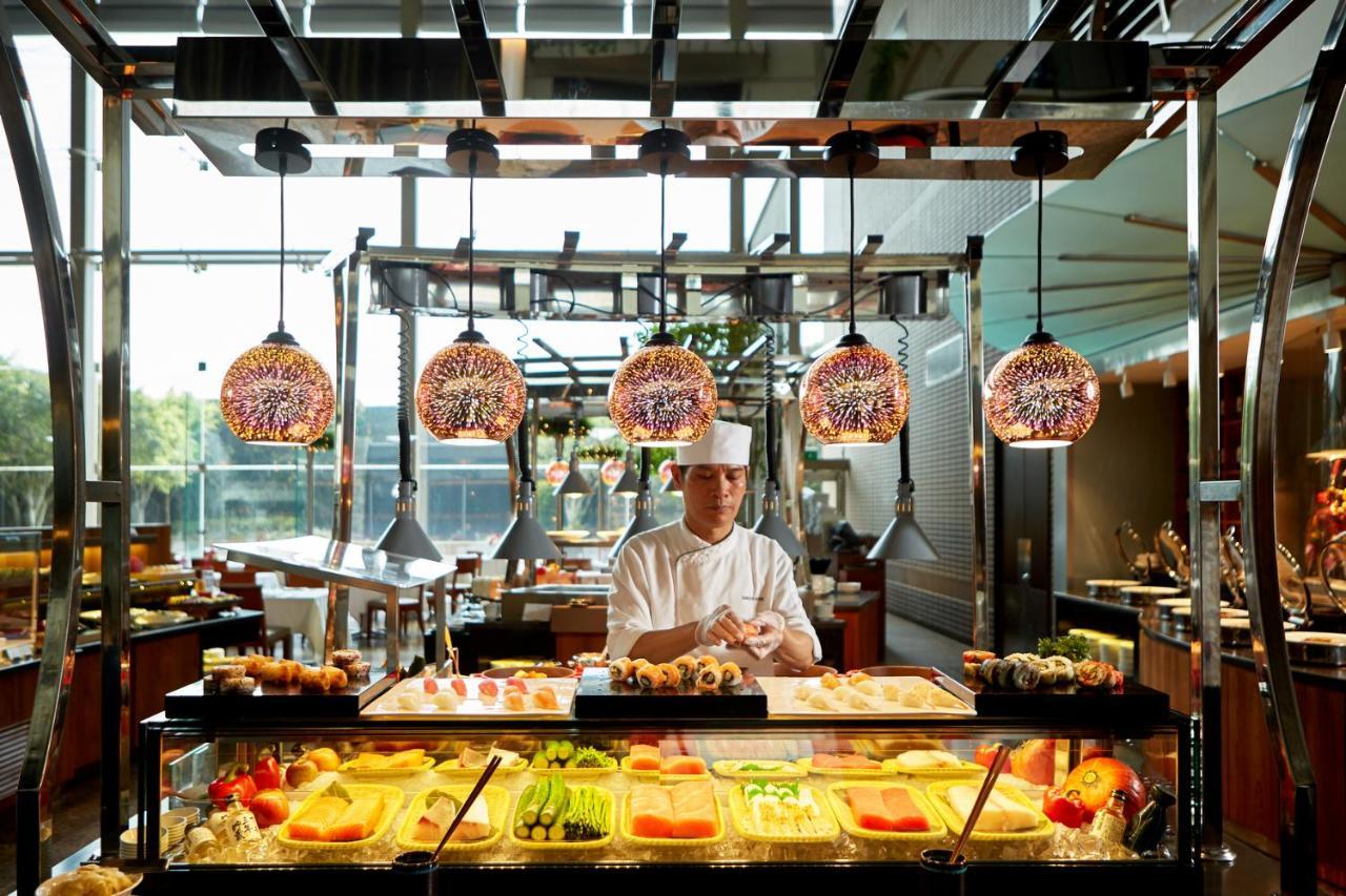 앰버서더 호텔 신주 외부 사진 A sushi bar at the hotel