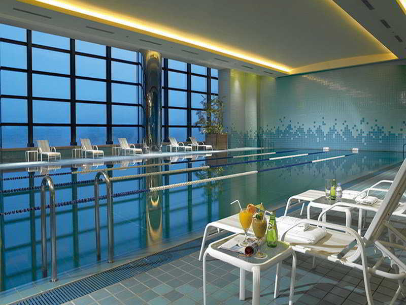 앰버서더 호텔 신주 외부 사진 The pool at the 101